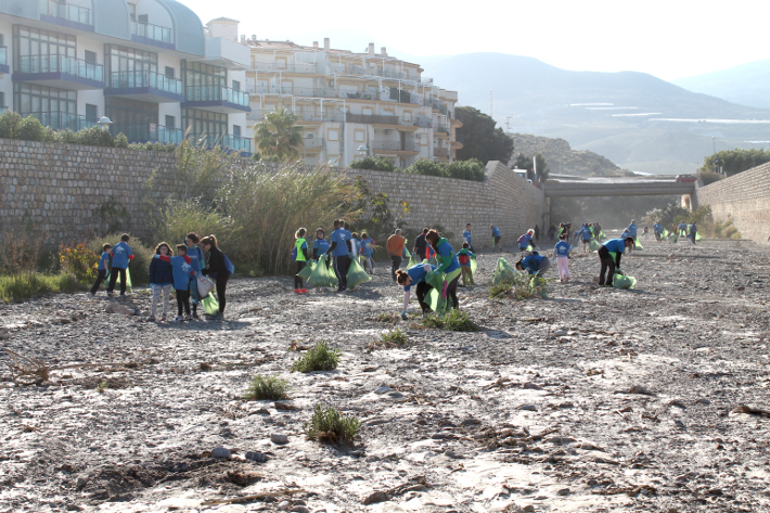 Más de un centenar de amantes del deporte y la naturaleza se suman a la primera carrera del Circuito de Plogging